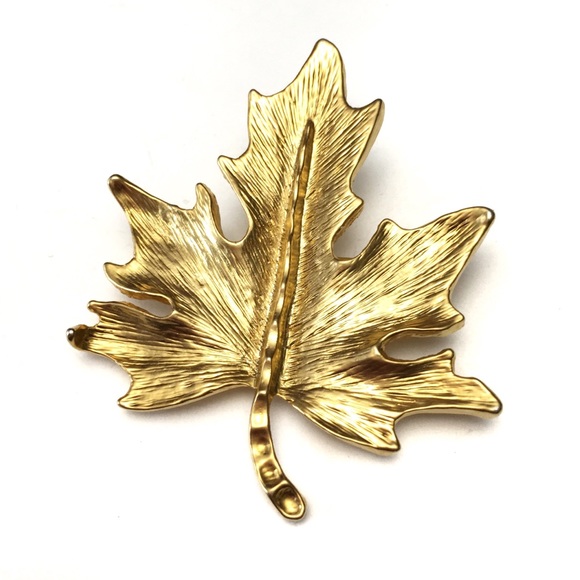 Vintage Gold Tone Textured Maple Leaf Brooch Pin - Picture 1 of 5